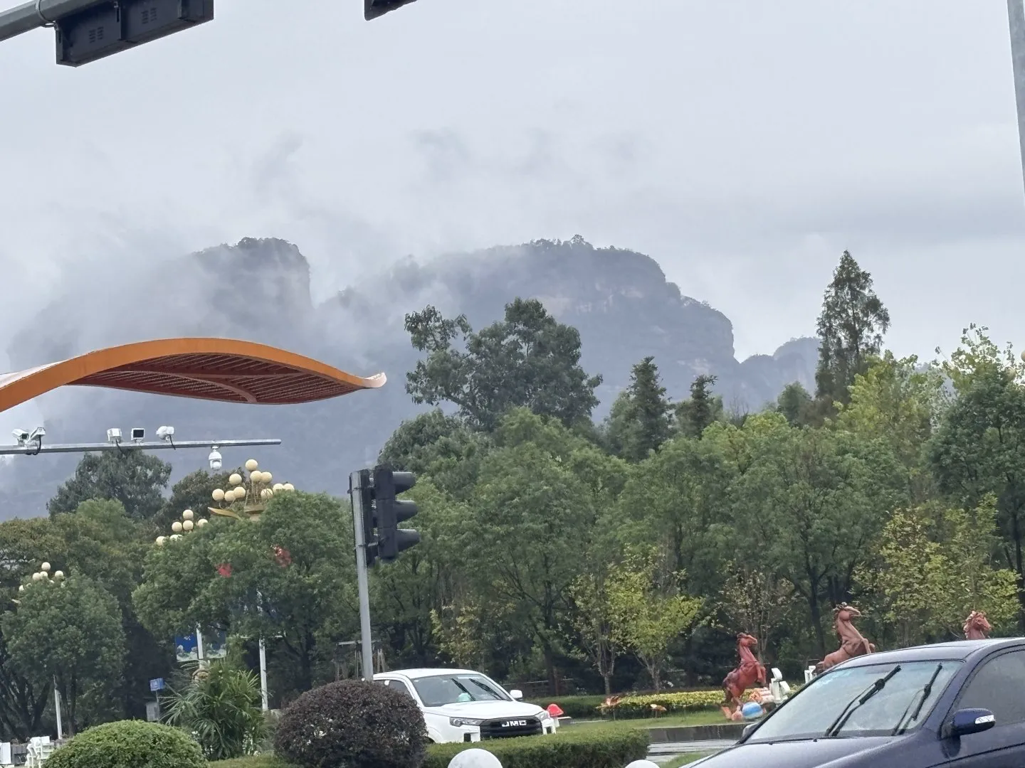 云雾里的葛仙山